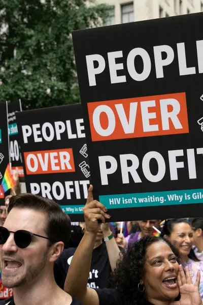 Demonstration med plakat med texten People over profit