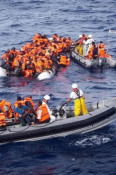 Flera människor föll i vattnet under en av räddningarna som Alexander var inblandad i på Medelhavet. 