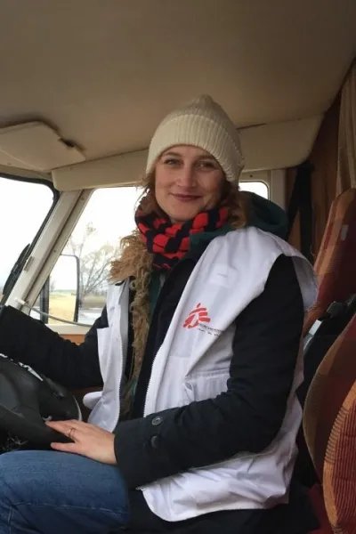 Anna Sjöblom i den mobilia kliniken i Idomeni Grekland där Läkare Utan Gränser ger sjukvård till männiksor på flykt.