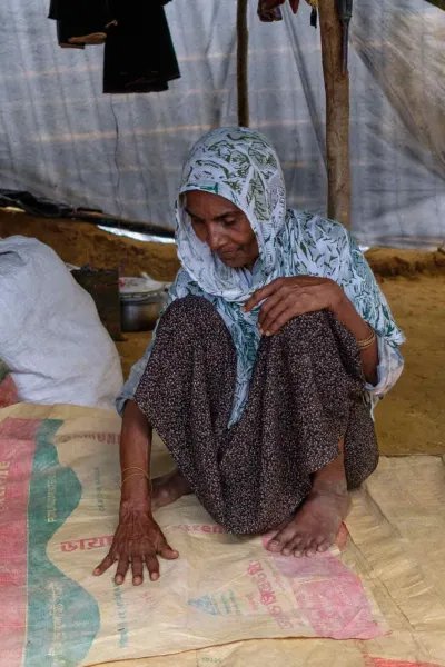 En 60-årig kvinna som flytt från Maungdaw i Rakhine, Myanmar, till Bangladesh. 