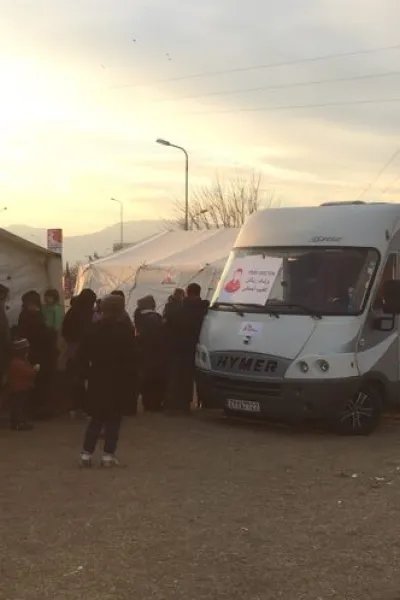 Människor på flykt köar utanför vår mobila klinik i Idomeni, Grekland, för att få träffa det medicinska teamet.
