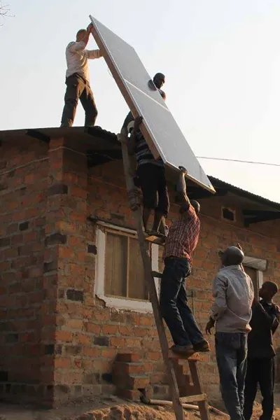 Sjukhuset i Shamwana, Kongo-Kinshasa, drivs nu med hjälp av solenergi.