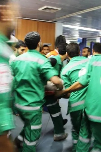 Tidigt på morgonen den 20:e juli på Shifasjukhuset för ambulansmän in två kollegor som dödats av våldet i Gaza. FOTO: Samantha Maurin