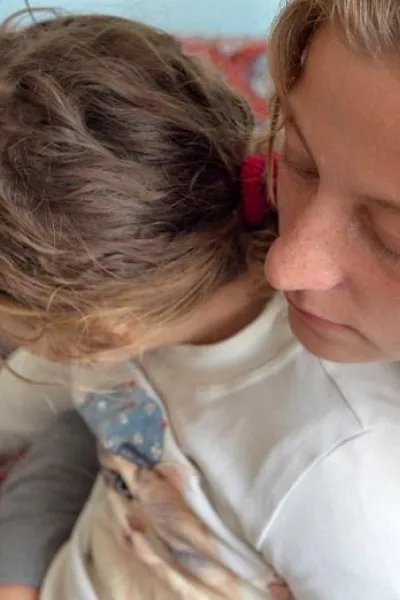 Svetlana sitter med sin fem år gamla dotter under ett rådgivningssamtal med Läkare Utan Gränser. FOTO: Julie Remy