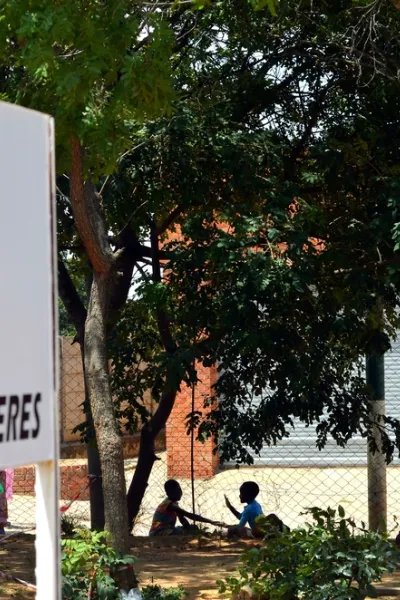 Barn leker utanför kliniken i Harare, där Läkare Utan Gränser bland annat behandlar barn med hiv. 