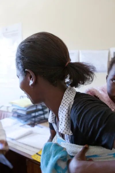 En hivpositiv mamma med sin baby i Epworth, Harare. 