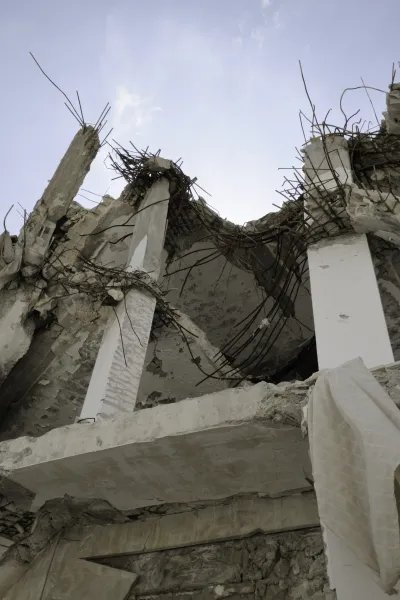 Flygangrepp och tung beskjutning orsakar omfattande förstörelse i Syrien. Civilbefolkningen drabbas hårt av våldet. 
