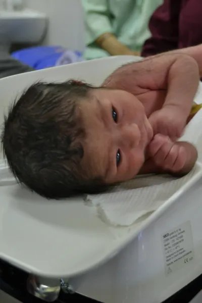 En av de första bebisarna som föddes på den nya förlossningsavdelningen på sjukhuset i stadsdelen Dasht-e-Barchi i Kabul. 