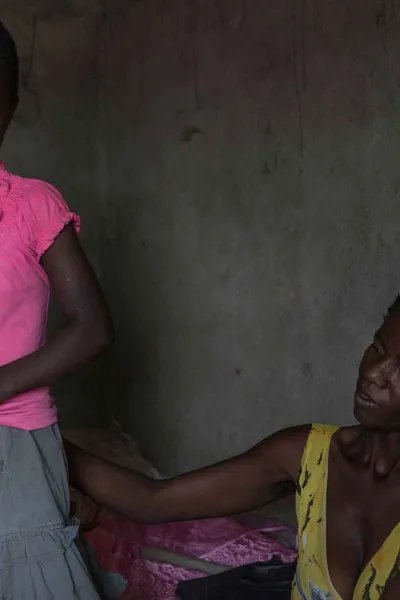 Femåriga Shamiso tillsammans med sin mamma Prisca.