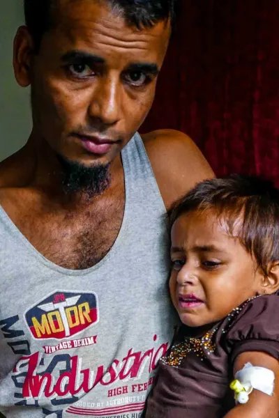 Den tioåriga flickan som togs omhand på vår vårdcentral i Cox's Bazar, Bangladesh. Här tillsammans med sin pappa.