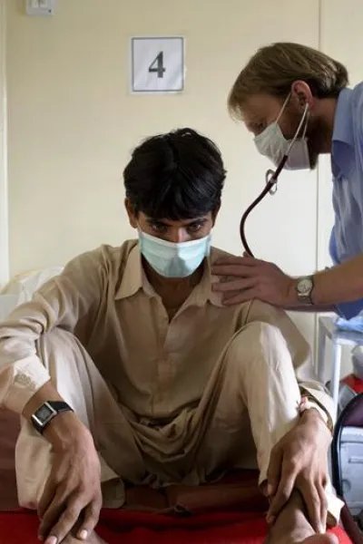 Läkaren Jonathan Starke undersöker 17-årige Kareem på ett sjukhus i Pakistan.