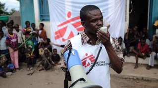 En av våra hälsoupplysare i Kongo-Kinshasa informerar allmänheten om hiv.