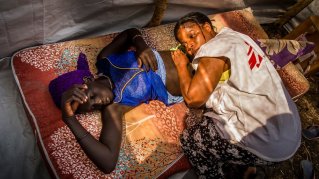 Barnmorskan Furaha Bazikanya undersöken en ung gravid kvinna på en mobil klinik i Sydsudan