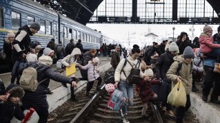 Människor på flykt från Ukraina väntar vid tågstationen i Lviv
