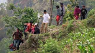 En gravid kvinna med värkar evakueras av Läkare Utan Gränsers team efter en jordbävning i Nepal 2015.