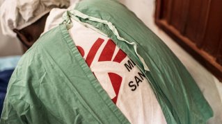 Bild på en medarbetare iklädd operationskläder. 