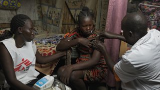 En ung gravid kvinnar får vaccin mot hepatit E i ett flyktingläger i Sydsudan.