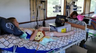 En skadad pojke ligger i en sjukhussäng på Läkare Utan Gränsers medicinska tåg i Ukraina