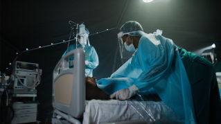 En operationssal där en patient förbereds för operation.