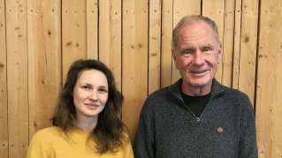 Tove Tikkanen, programledare och Mats Blennow, gäst, tittar in i kameran.