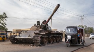 en förstörd stridsvagn på en gata i Sudan