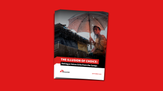 Rapporten "The Illusion of Choice: Rohingya Voices Echo from the Camps" i fem exemplar mot röd bakgrund