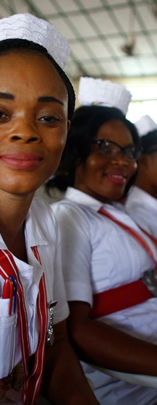 Sjuksköterskor och barnmorskor sitter på rad vid en examensceremoni i Sierra Leone.
