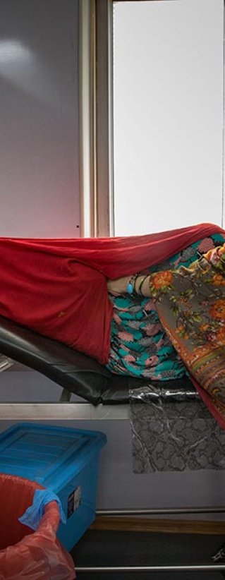En gravid kvinna undersöks på Khost sjukhus i Afghanistan.