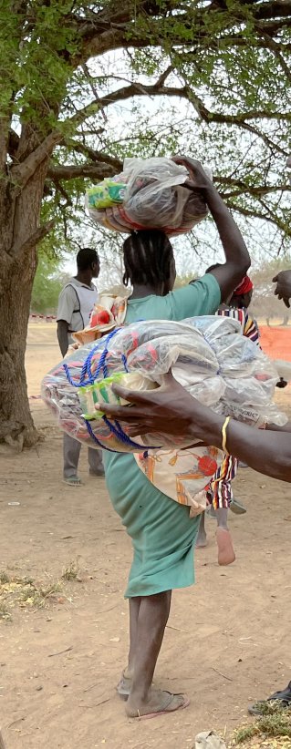 En medarbetare från Läkare Utan Gränser delar ut filtar i lägret Nyin Deng Ayuel, i Twic County, Sydsudan.