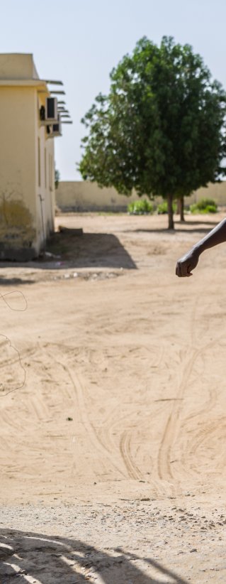 Bria, vars son vårdas för undernäring på sjukhuset i N’Djamena, Tchad, går längs en väg.