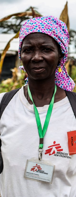 Atija Bacar bor och arbetar som traditionell barnmorska i ett läger för internflyktingar i Mueda i Cabo Delgado, Moçambique. 