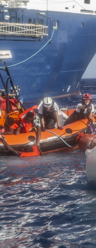 Ett team från Läkare Utan Gränsers sök- och räddningsinsats Geo Barents drar upp en man från havet i en gummibåt.