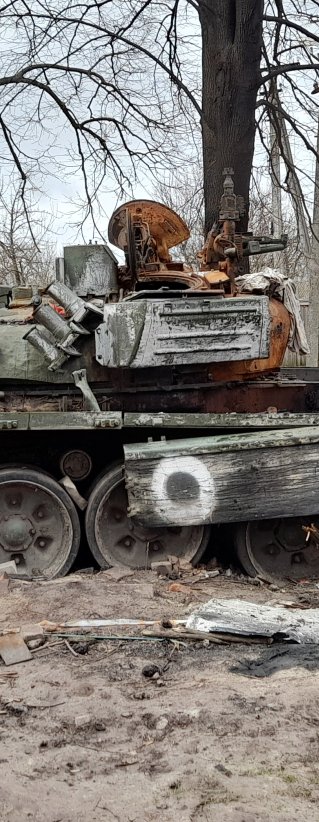 En förstörd stridsvagn i staden Tjernihiv, Ukraina.