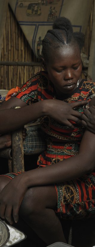 En ung gravid kvinnar får vaccin mot hepatit E i ett flyktingläger i Sydsudan.