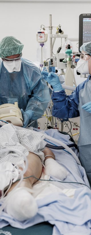 Personalen vänder en patient med covid-19 på ett sjukhus i Geneve, Schweiz, för att underlätta andningen.