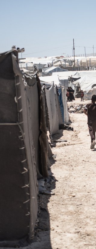 En ung pojke springer mellan tälten i flyktinglägret Al Hol i Syrien