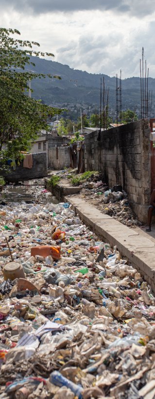 En kanal i Haiti har fyllts av sopor istället för vatten. 