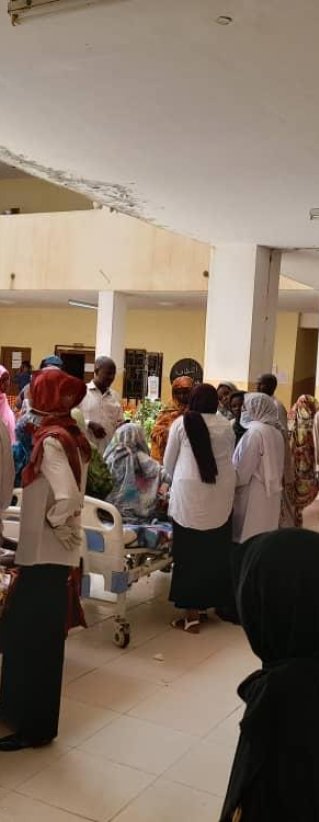 En sjukhusbyggnad full med folk i Sudan. 