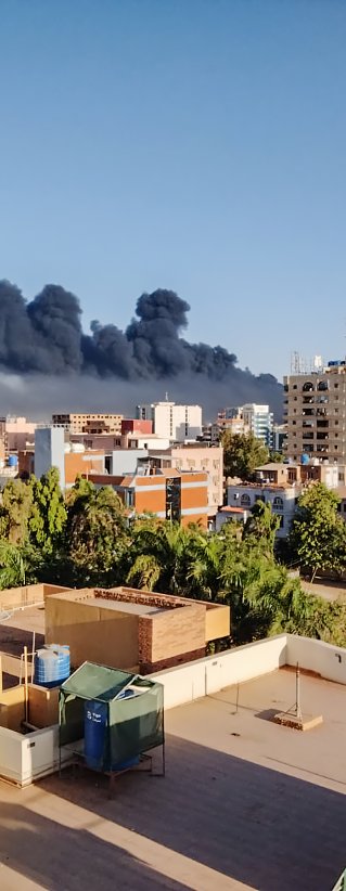 Rök väler upp från en byggnad i Khartoum, Sudan.