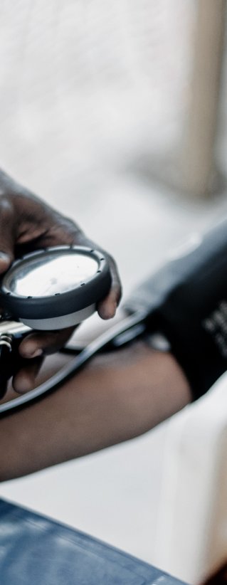 En kvinna mäter sitt blodtryck på en av Läkare Utan Gränsers kliniker