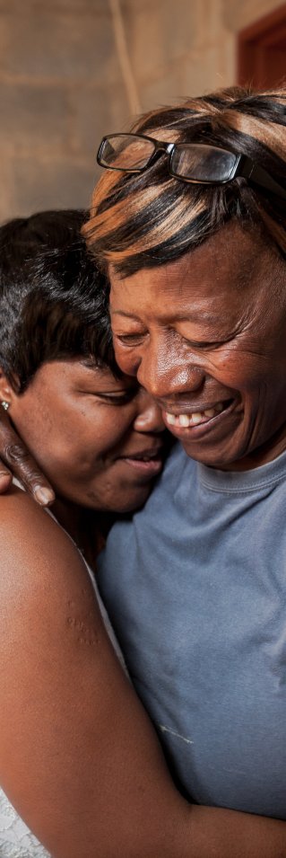 En vårdnadsgivare ger ut hivmediciner i KwaZulu-Natal, Sydafrika