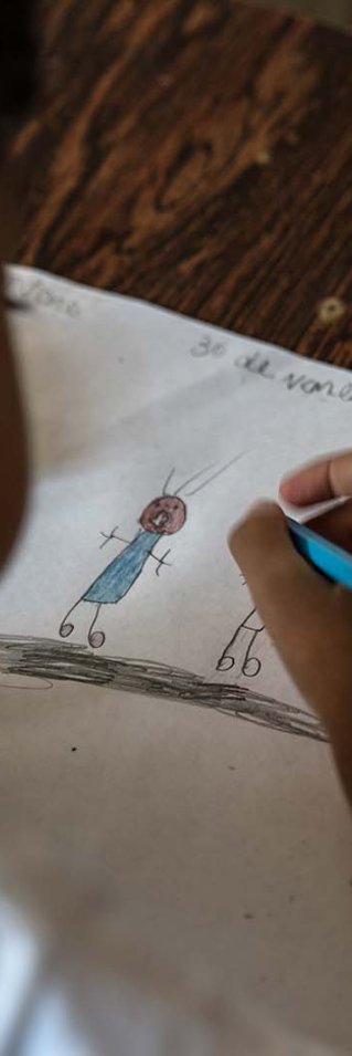 En flicka ritar känslan rädsla under en terapisession med Läkare Utan Gränser