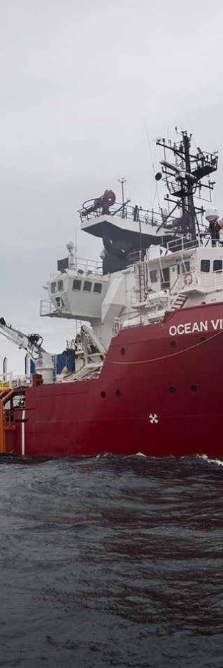 Fartyget Ocean Viking på väg till centrala Medelhavet där det ska operera som sök- och räddningsfartyg