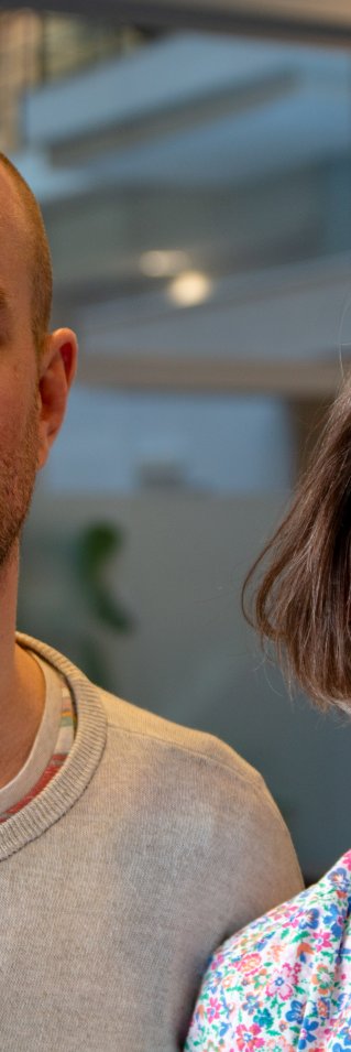 Ann Åkesson och Björn Udd står framför ett fönster