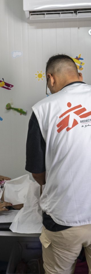 Nioåriga Fatima från Afghanistan får vård på Läkare Utan Gränsers barnklinik på den grekiska ön Lesbos. 