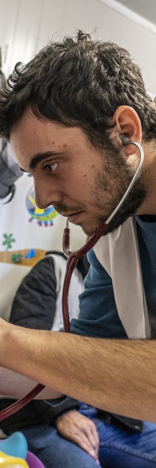 Ett barn på Läkare Utan Gränsers klinik utanför flyktinglägret Moria, Grekland. 