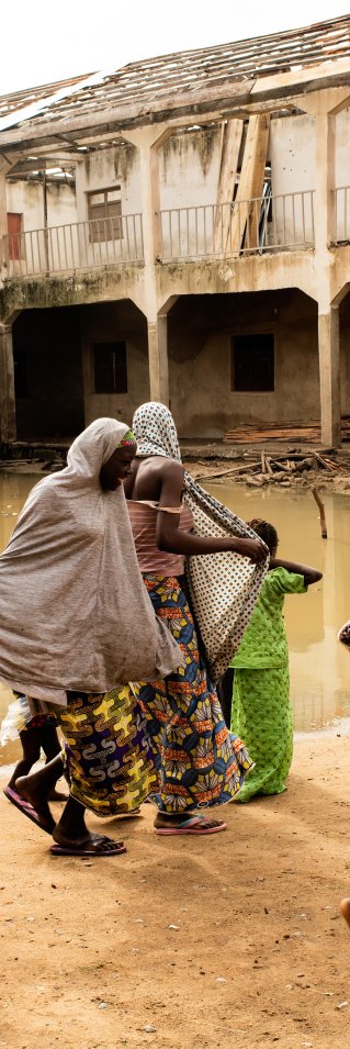 Många människor framför blöt mark