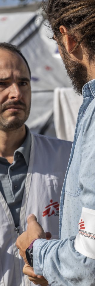 Två män samtalar med varandra