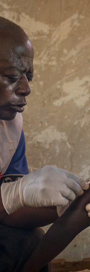 En flicka får vaccin