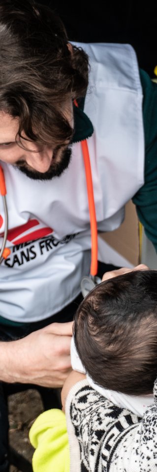 En läkare vaccinerar ett barn